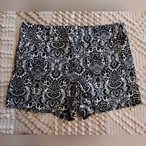 Ann Taylor Signature Women 4" Shorts Sz 8 Black White Paisley EUC